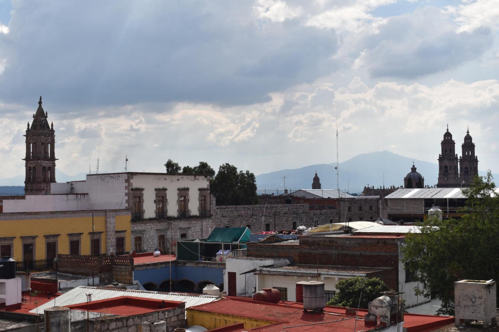El Suburbio - Serapio Rendon Morelia Luaran gambar